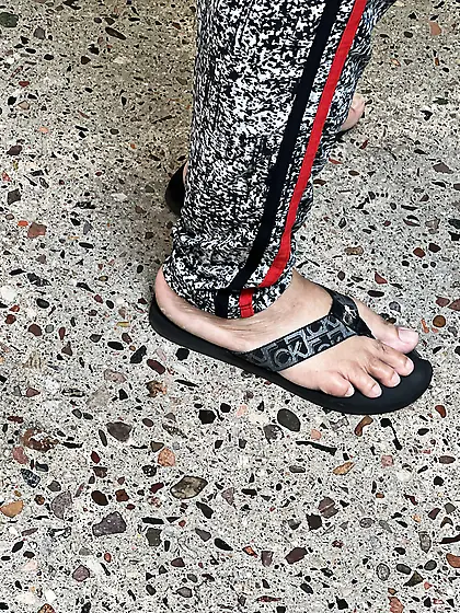 Gilf feet at supermarket