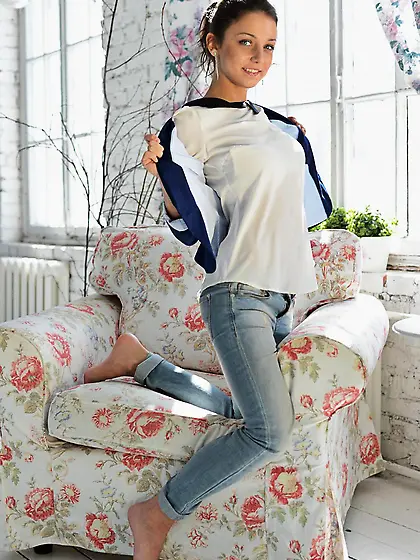 Foxi Di is a petite brunette with a smoldering hot bod and she i