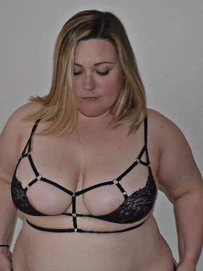 Cheating Slutty BBW wife loves to pose