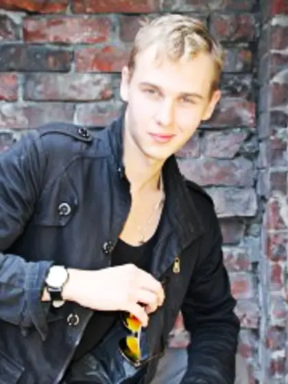 Blonde paul perform close