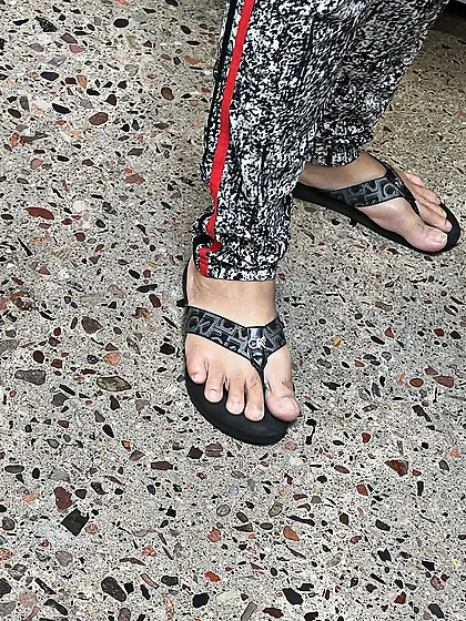 Gilf feet at supermarket