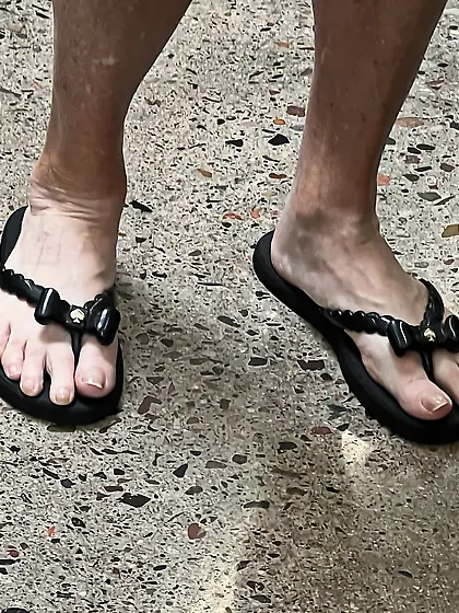 Gilf feet at supermarket