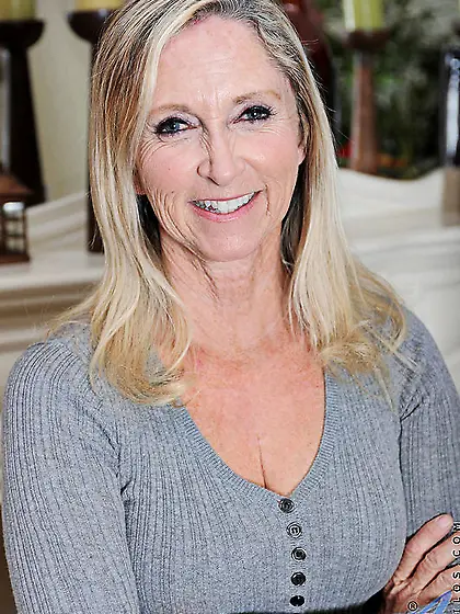 Annabelle Brady strips her sexy black lingerie and shows us her