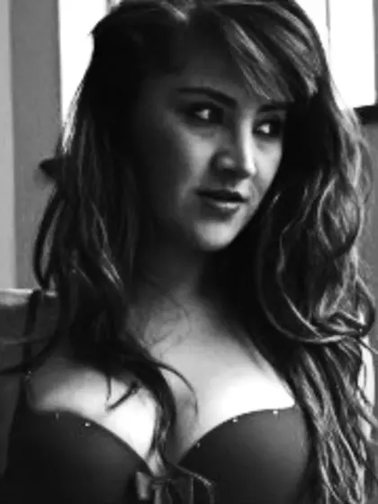 Brunette kiaraxgo perform anal