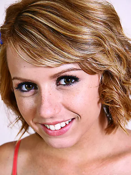 Gorgeous chick covers mans