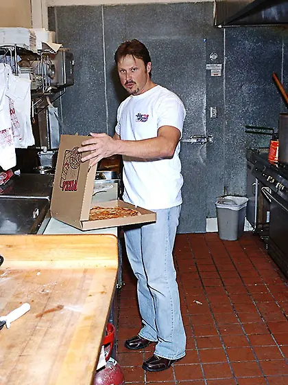 Riley Evans takes her clothes off on the sofa and gets her muff