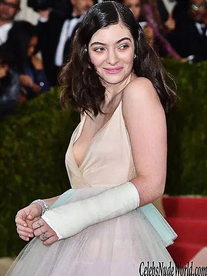 Braless Photos of Lorde