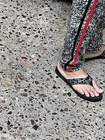 Gilf feet at supermarket