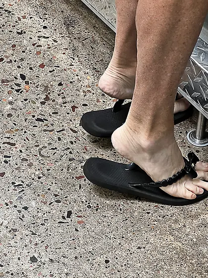 Gilf feet at supermarket