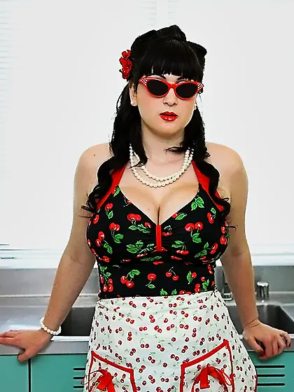 Such a fine curvy brunette darling with king size titties gets s