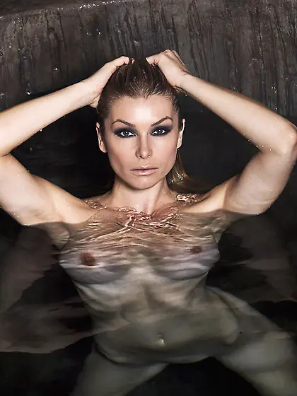 Heather Vandeven posing and rubbing her nasty pussy while swimmi