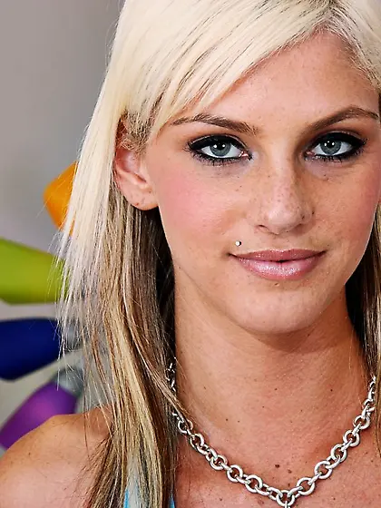 Blue-eyed blonde takes off her denim skirt and gets face-fucked