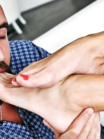 Bearded man sucks MILF's toes and covers them with cum after goo