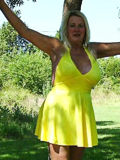 Mature Exhibitionist Adonna from United States