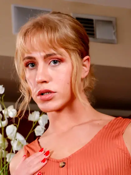 Beautiful babe Dahlia Bloom