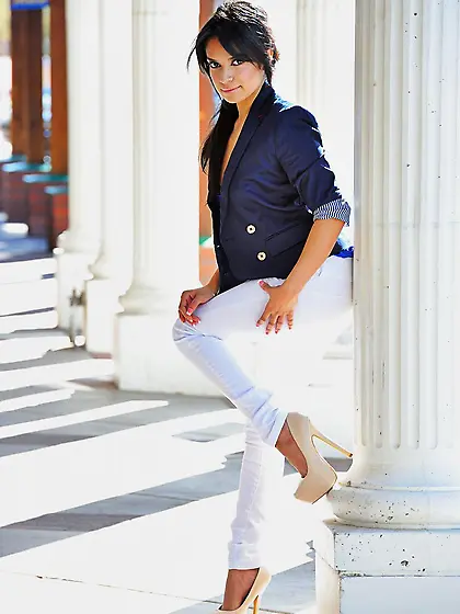 Latina cutie Jazmine FTV is stripping in the road and showing of