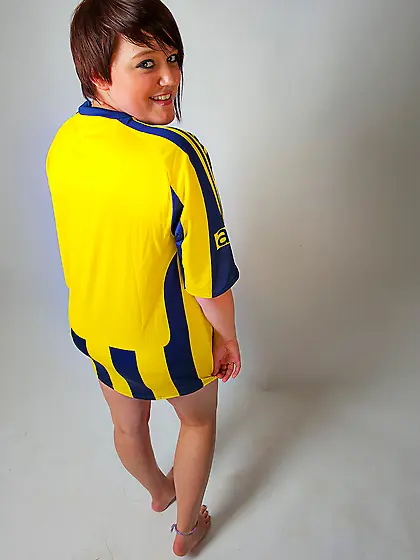 Most appealing Fenerbahce supporter showing her meaty bum