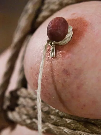 Expert rope tying dame