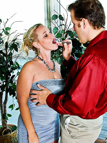 Horny blonde milf Dee Siren blows dick and rides her shaved puss