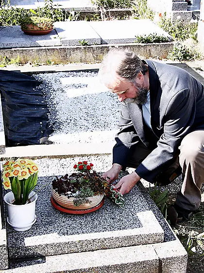 Blonde teenie crashes funeral