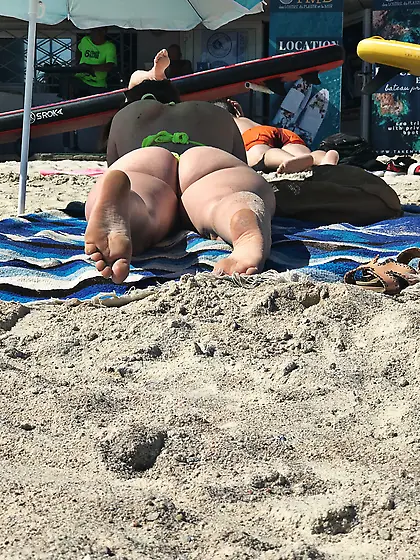 Candid voyeur creepshots from a beach