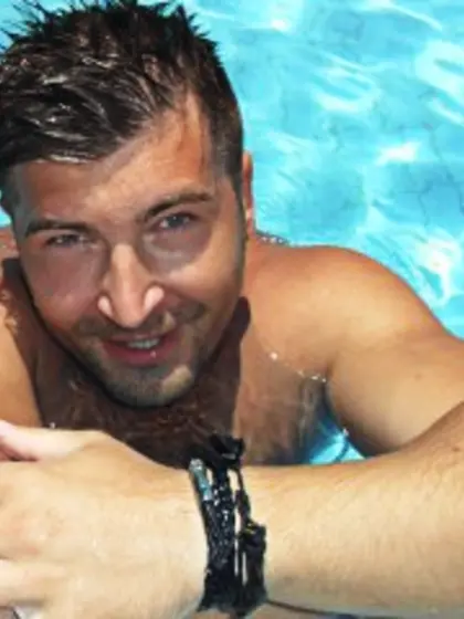 Brunette enormouspenis perform anal