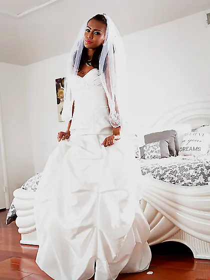 Bride with pretty face agrees to masturbate for the one last tim