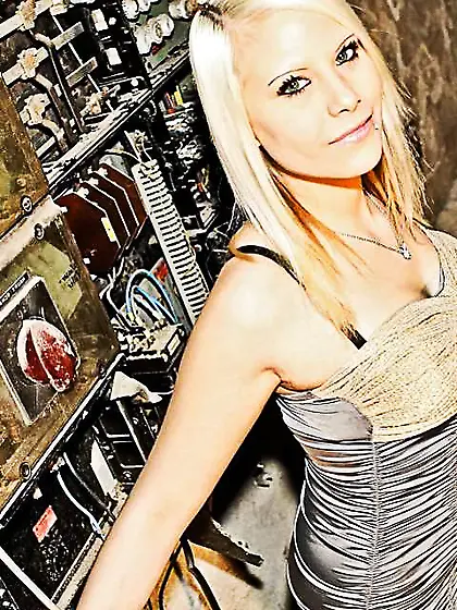 Blone Teenager Whore (super-hot melons and gams)