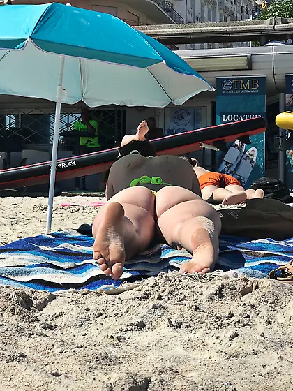 Candid voyeur creepshots from a beach