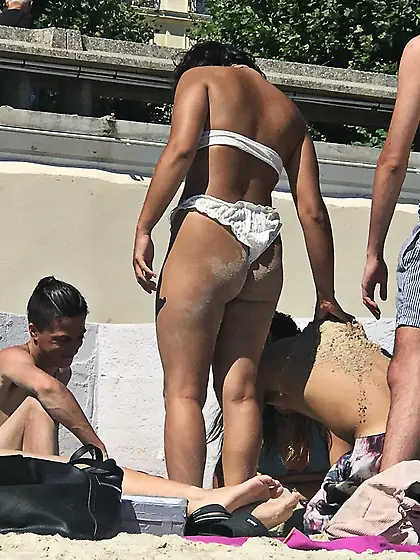 Candid voyeur creepshots from a beach