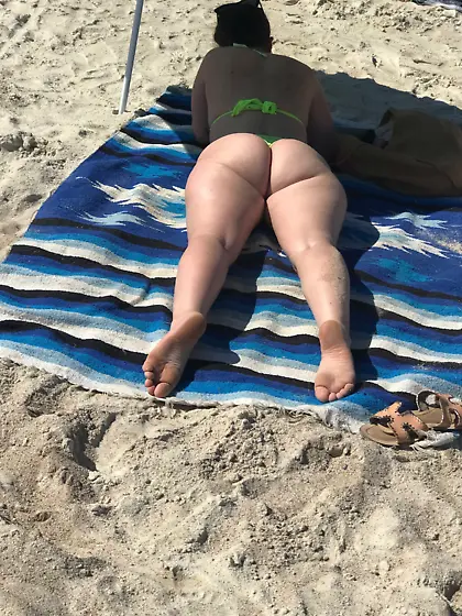 Candid voyeur creepshots from a beach
