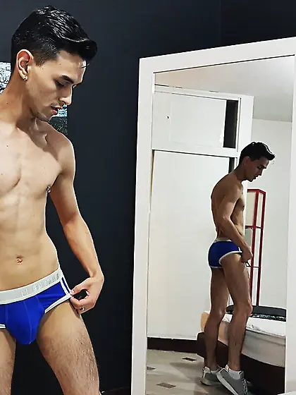 Latin gay AlexanderMagno like to snapshot