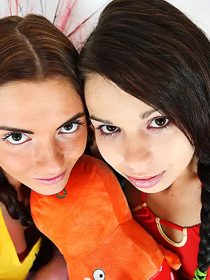 Jessica Koks invited her girlfriend over to her place to enjoy m