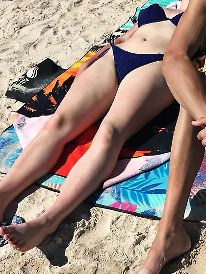 Candid voyeur creepshots from a beach