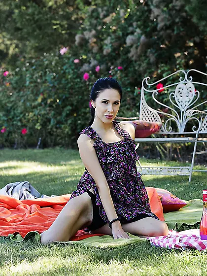 Glamorous beauty Alyssa Bounty gets properly fucked outdoors