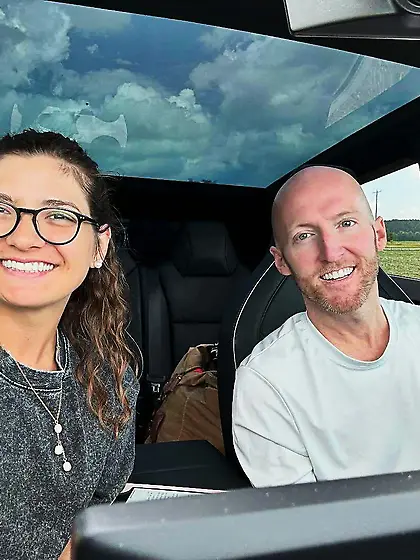 Grace sexy non-nude chick beautiful feet/face/legs