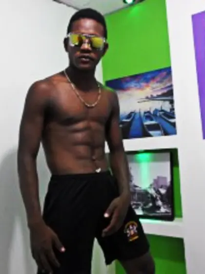 Brunette blackdiamonds perform close