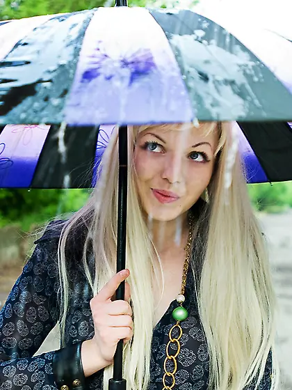 Gorgeous blonde peels black