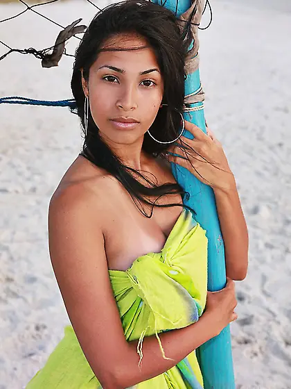 Stunning latino babe Ruth Medina poses at the beach and reveals