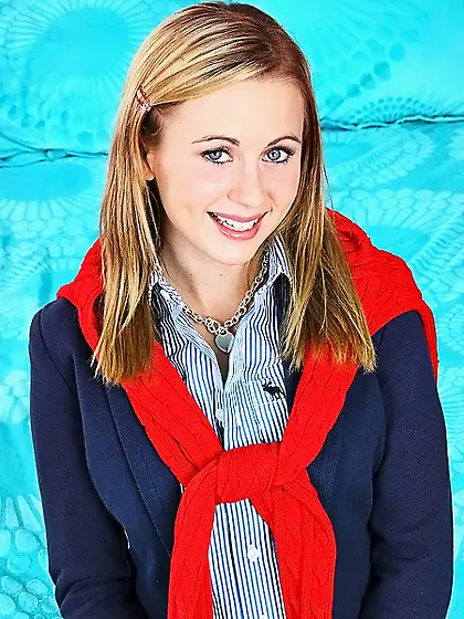 Mae Lynn screams like a little bitch while she rides her lover&#