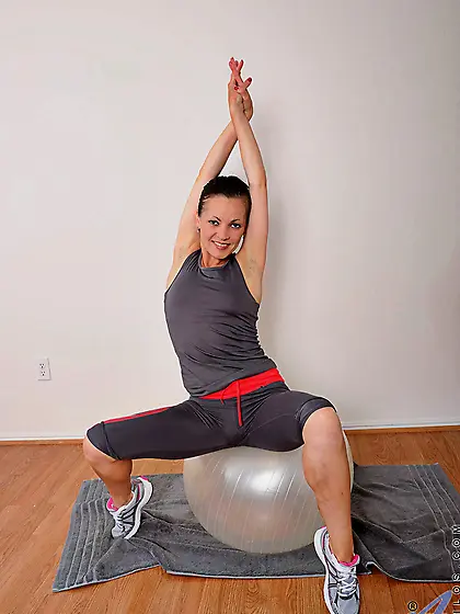 Flexy brunette babe Claudia Adkins strips and makes sexy splits