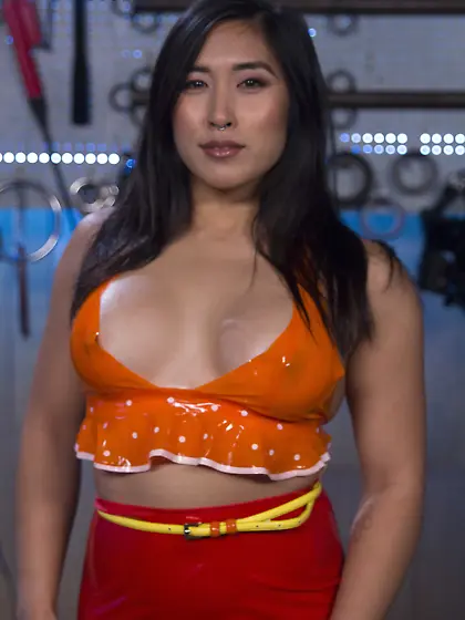 You can tell that Mona Wales will be penetrating her pussy