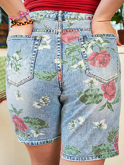 Adorable teenager with a cute look in her eyes masturbates HARD