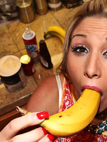 Slutty bitch fucks her mouth with a banana!