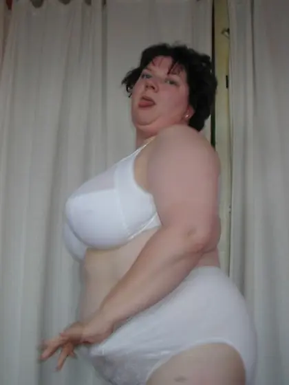 Curvy MILF Chris 44 G from United Kingdom