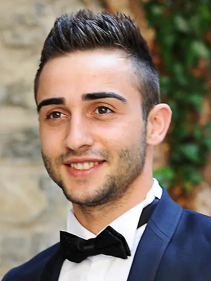 White man bobychrs like to snapshot and dancing