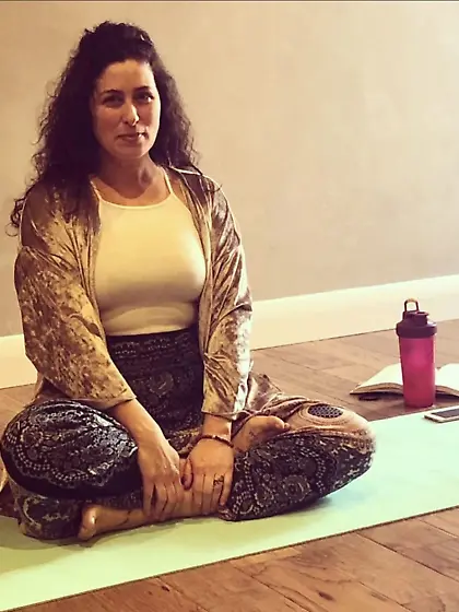 Footslut Angela loves being seen