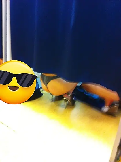 DR pic--Unknowingly shows off her sexy panties