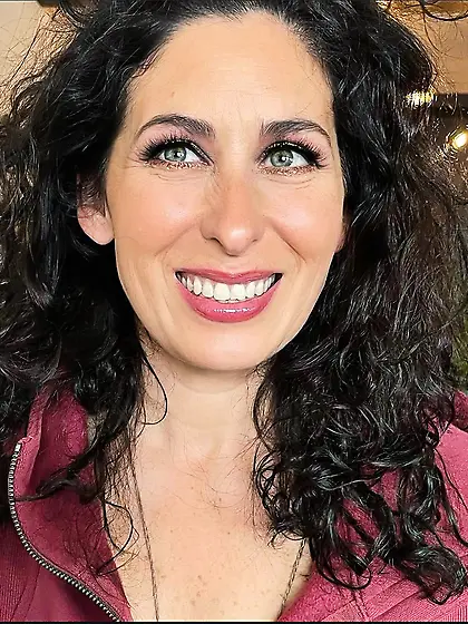 Footslut Angela loves being seen