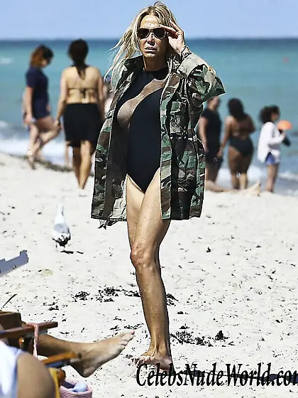 Lauren Foster Sexy Bikini Pictures